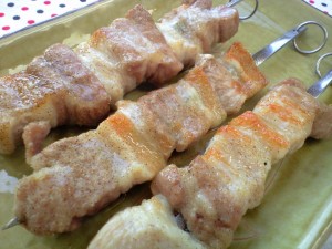 表面カリッ！中からジュワッと肉汁、柔らかい肉を噛めば油の甘みと旨みが口の中に広がります。